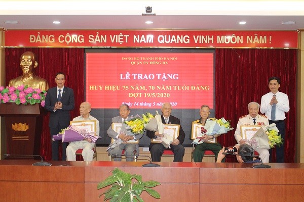 Lãnh đạo Thành ủy Hà Nội trao Huy hiệu 75 năm tuổi Đảng tại quận Đống Đa ảnh 3
