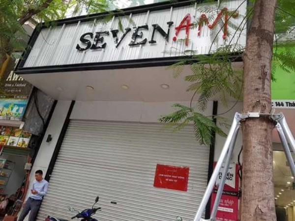 Cửa hàng SEVEN.AM đóng cửa sau khi bị kiểm tra về nguồn gốc hàng hóa (ảnh chụp ngày 12-11-2019)