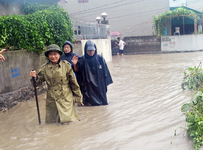 Quảng Ninh tiếp tục mưa lớn, lực lượng quân đội, Công an hỗ trợ, giúp dân ảnh 2