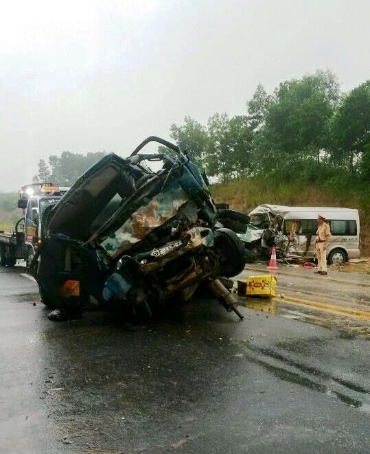 Cao tốc Nội Bài- Lào Cai: Xe khách đấu đầu xe tải, 2 người tử vong tại chỗ ảnh 2