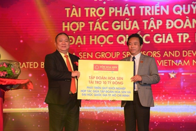 Ông Lê Phước Vũ, Chủ tịch Tập đoàn Hoa Sen trao tài trợ 10 tỷ đồng cho Quỹ khởi nghiệp Đại học Quốc gia TP. HCM