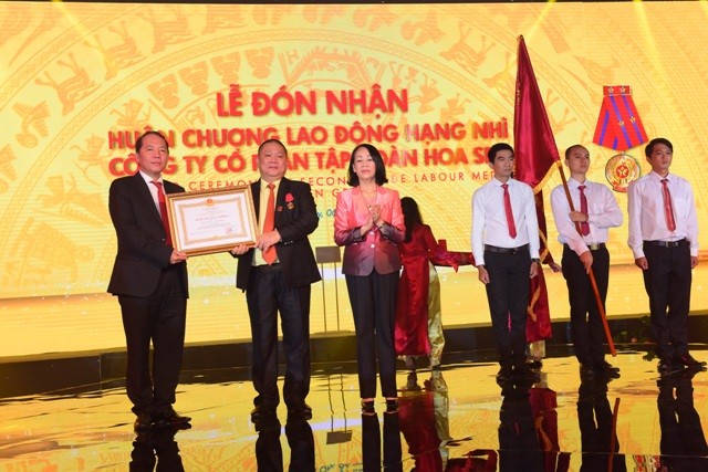 Bí thư Trung ương Đảng, Trưởng Ban Dân vận Trung ương Trương Thị Mai trao tặng Huân chương Lao động hạng Nhì cho Tập đoàn Hoa Sen