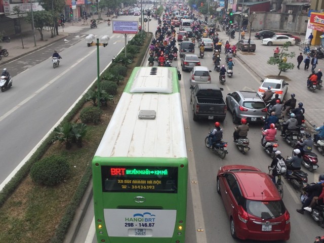 Nhiều phương tiện vẫn lấn làn dành riêng cho buýt nhanh BRT ảnh 2