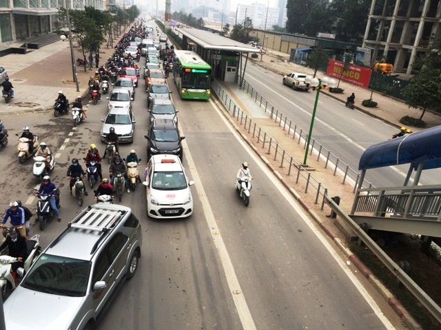 Nhiều phương tiện vẫn lấn làn dành riêng cho buýt nhanh BRT ảnh 1