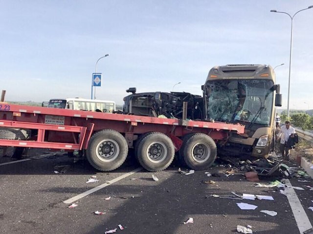 Hiện trường vụ tai nạn thảm khốc làm 1 người chết và 17 người bị thương trên cao tốc Long Thành- Dầu Giây