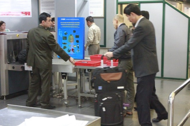 Nhân viên vệ sinh sân bay lại "cầm nhầm" Macbook của hành khách ảnh 1