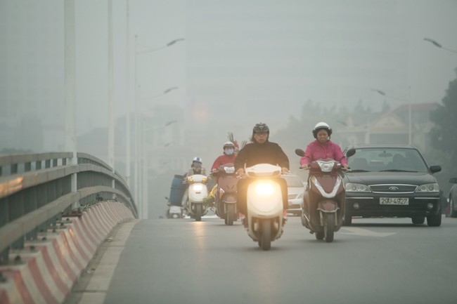 Hà Nội: Sương mù dày đặc kèm mưa rét, phương tiện di chuyển khó khăn ảnh 1