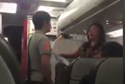 Nữ hành khách la hét, chửi bới trên máy bay bị phạt 4 triệu đồng ảnh 1