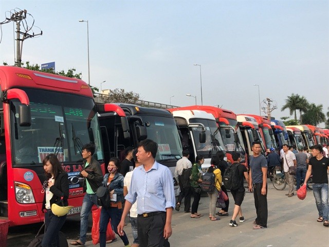 Người dân ùn ùn rời khỏi Thủ đô Hà Nội đi nghỉ lễ 30-4 ảnh 6