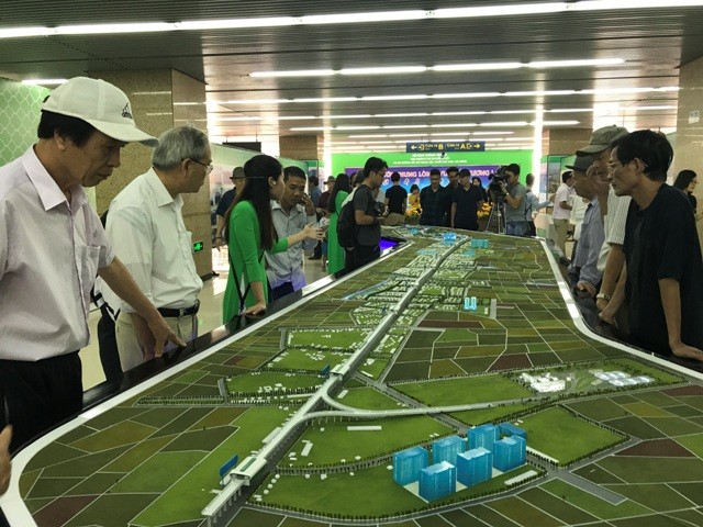 Người Hà Nội háo hức xem đoàn tàu đường sắt trên cao Cát Linh - Hà Đông ảnh 1