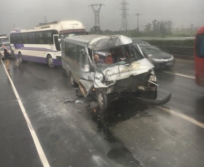 Xe khách 16 chỗ đâm xe tải trên cao tốc Pháp Vân - Cầu Giẽ, nhiều người bị thương ảnh 1