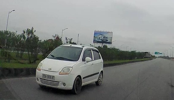 Chiếc ô tô màu trắng đi ngược chiều trên cao tốc Hà Nội- Thái Nguyên được ghi lại bởi camera hành trình của phương tiện đi đường