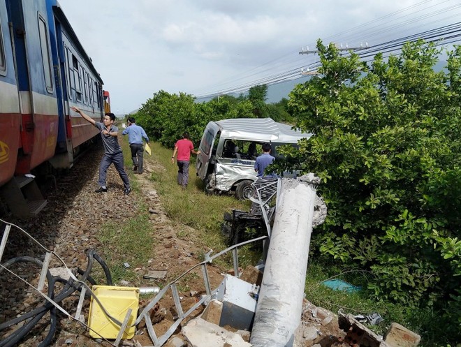 Điều tra làm rõ nguyên nhân vụ tàu hỏa đâm ô tô khách làm 3 người chết ở Bình Thuận ảnh 1