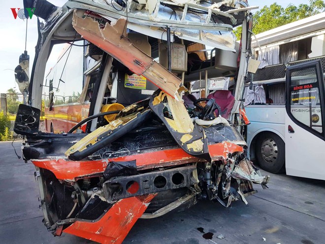 Thông tin bất ngờ về chiếc xe khách giường nằm đâm vào xe tải chở luồng làm 2 người chết ở Hòa Bình ảnh 1