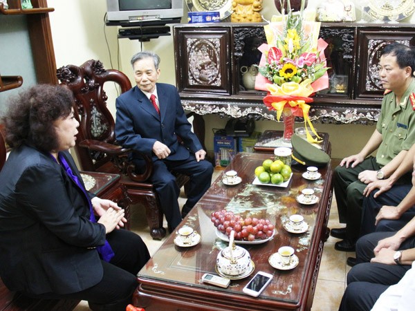 Chủ tịch HĐND TP Hà Nội thăm, chúc sức khỏe các đồng chí nguyên lãnh đạo CATP ảnh 1
