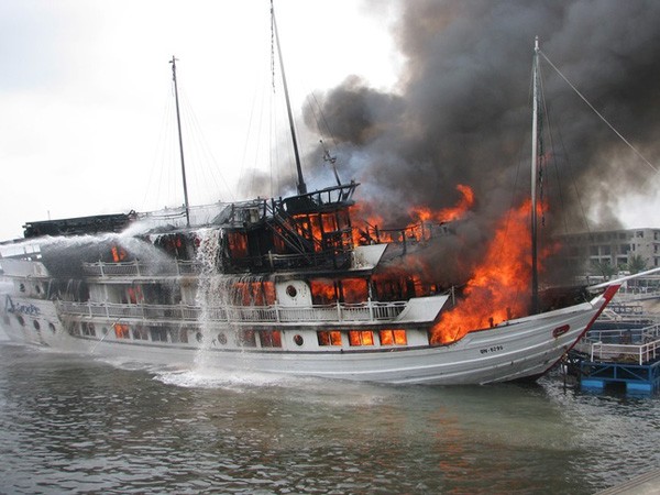 Khắc phục thiệt hại vụ tàu du lịch cháy dữ dội tại Tuần Châu ảnh 1