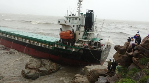 Số người chết do bão số 12 gia tăng, 17 thuyền viên vẫn mất tích ảnh 2