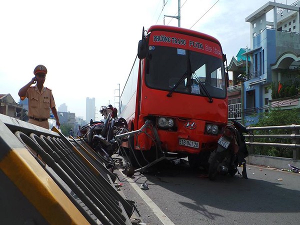 Lái xe ôtô khách gây tai nạn kinh hoàng ở TP.Hồ Chí Minh khai gì? ảnh 1