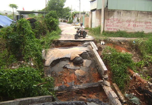 Cầu không tên nối liền khu phố 4, phường Trảng Dài (TP Biên Hòa) với xã Thiện Tân (huyện Vĩnh Cửu) bị nước cuốn sập