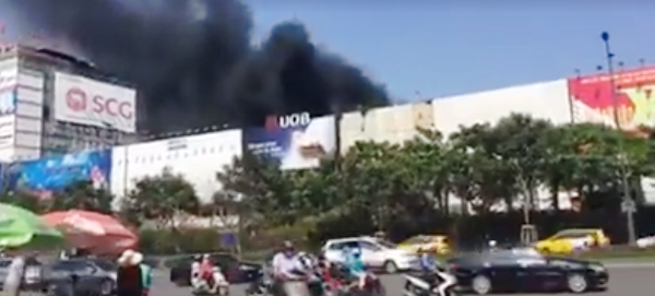 Cột khói bốc cao hàng chục mét gần sân bay Tân Sơn Nhất ảnh 1