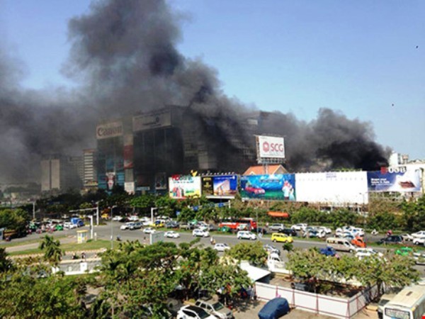 Cột khói bốc cao hàng chục mét gần sân bay Tân Sơn Nhất ảnh 2