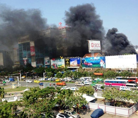 Cột khói bốc cao hàng chục mét gần sân bay Tân Sơn Nhất ảnh 3