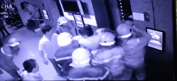 Giải cứu 16 người mắc kẹt trong thang máy chung cư ở TP.HCM ảnh 2