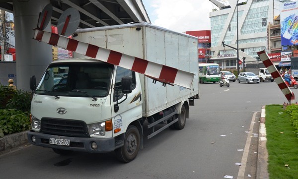 Xe tải gây tai nạn, cửa ngõ sân bay Tân Sơn Nhất kẹt xe kéo dài ảnh 1