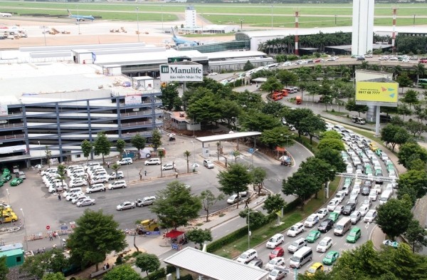 CSGT đội nắng phân luồng kẹt xe ở cửa ngõ sân bay Tân Sơn Nhất ảnh 1