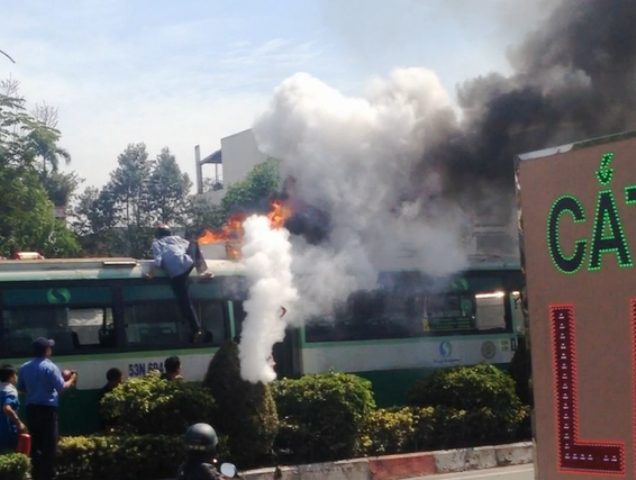 Xe buýt phát hỏa ngùn ngụt, hàng chục người thoát nạn ảnh 1
