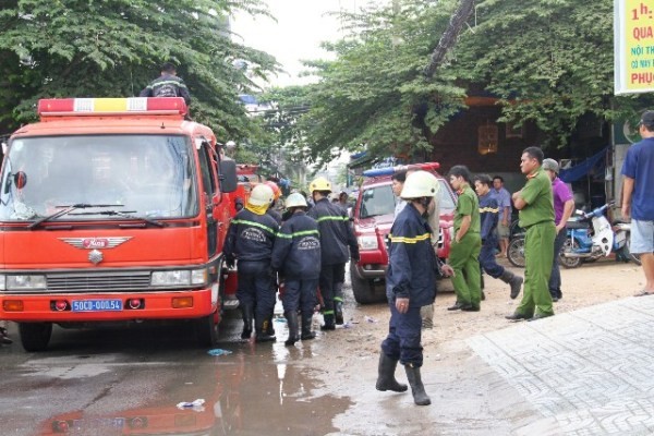 Khách sạn phát hỏa, Cảnh sát PCCC giải cứu 4 người ảnh 2