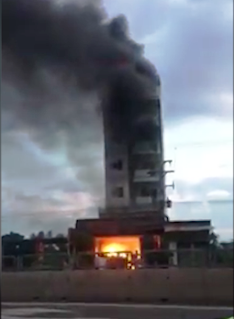 Hiện trường vụ cháy lớn tại khách sạn 5 tầng, nhiều người nhảy lầu thoát thân ảnh 1