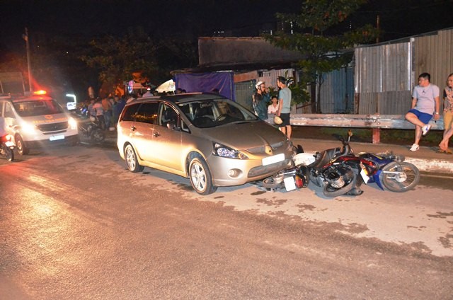 Người nước ngoài lái ô tô tông nhiều xe máy, 2 người nhập viện ảnh 2