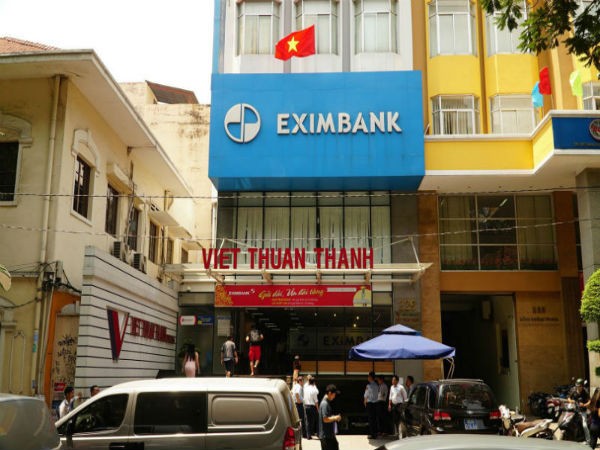 Khám xét, bắt 2 cán bộ ngân hàng Eximbank – chi nhánh TP.HCM ảnh 1