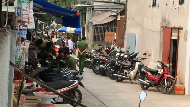 Vụ thảm án 5 người ở quận Bình Tân: CQĐT kiểm tra hiện trường ảnh 1