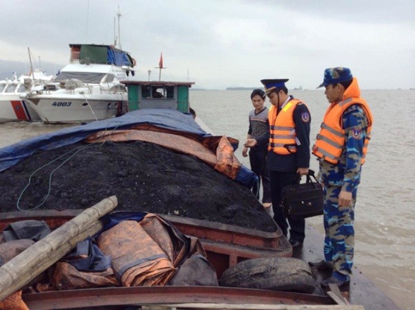 Cảnh sát biển bắt giữ tàu chở 150 tấn than cám lậu ảnh 1