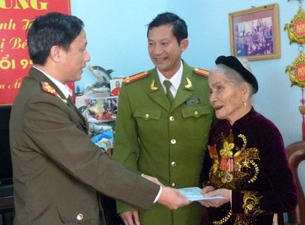 Đến tận nhà làm CMND cho Mẹ Việt Nam anh hùng ảnh 1