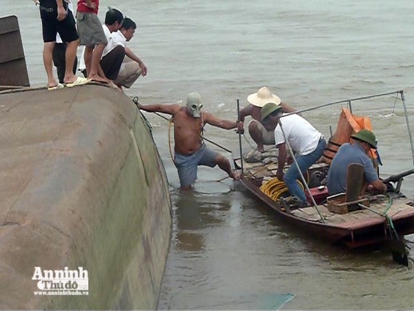 Lật tàu chở cát trên sông Hồng, 1 người mất tích ảnh 5