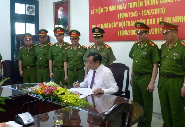 Bí thư Thành ủy Phạm Quang Nghị chúc mừng các đơn vị thuộc Công an Hà Nội ảnh 3