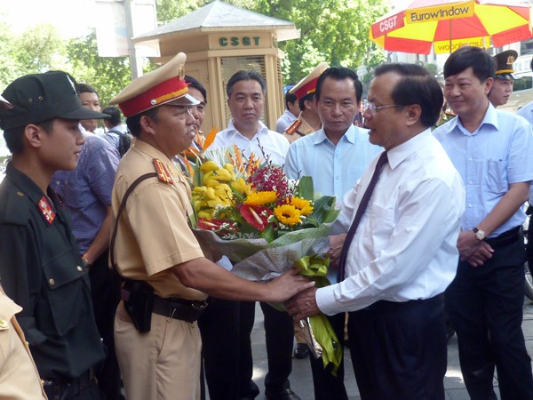 Đồng chí Phạm Quang Nghị tặng hoa chỉ huy tổ công tác Y12/141