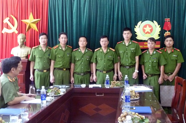 Đại tá Đào Thanh Hải – Phó Giám đốc CATP (đứng giữa) tặng quà 6 CBCS CAP Thanh Xuân Trung