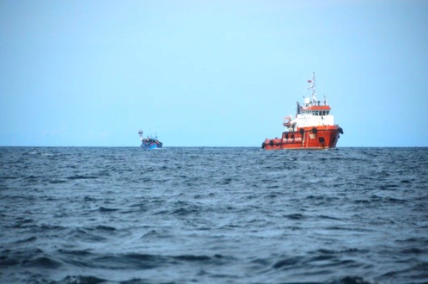 Tàu CSB 9002 cứu tàu cá bị nạn trên vùng biển Hoàng Sa ảnh 1