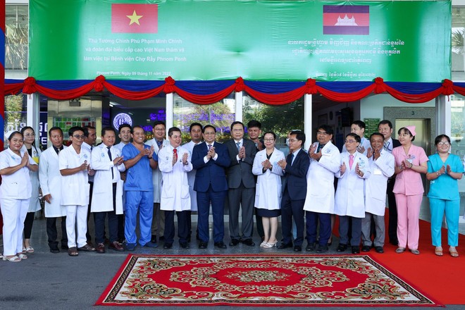 Thủ tướng Phạm Minh Chính thăm một số cơ sở tiêu biểu cho quan hệ hợp tác Việt Nam - Campuchia ảnh 1