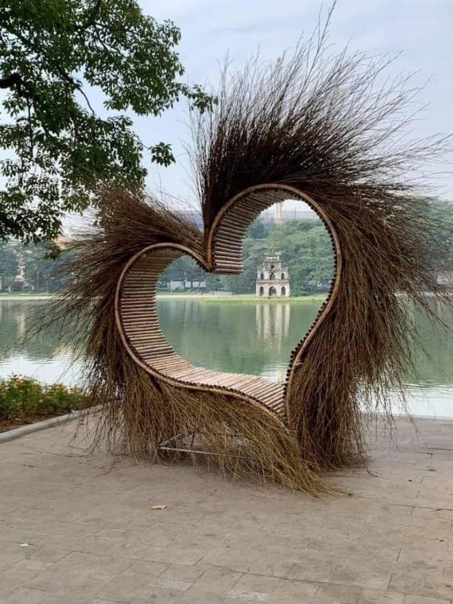 Nguồn gốc “trái tim kỳ dị" xuất hiện ở hồ Gươm ảnh 1