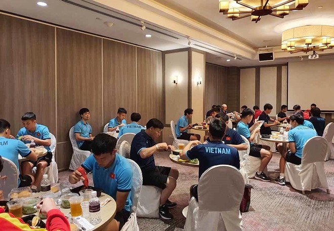 ĐT Việt Nam ăn cơm hộp trong thời gian dự AFF Cup 2020 ảnh 2
