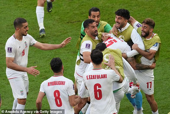Iran vỡ òa giành chiến thắng lịch sử trước xứ Wales ảnh 3