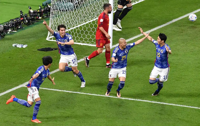 Thần kỳ thắng Tây Ban Nha và loại Đức, Nhật Bản vào vòng 1/8 với ngôi đầu ảnh 2