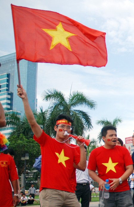 CĐV Việt Nam “náo loạn” sân Rajamangala ảnh 5