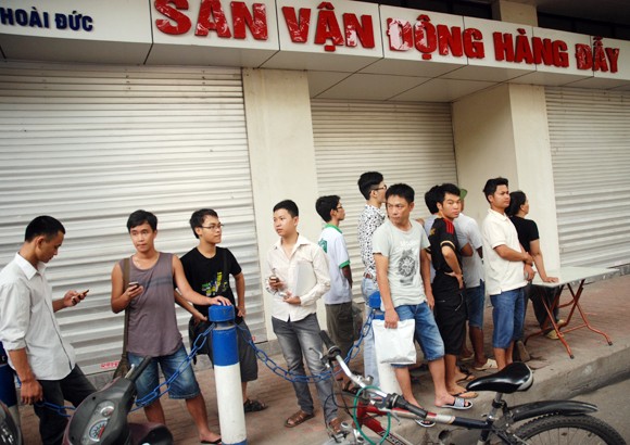 Bị phe vé "quây", BTC không dám bán nốt vé trận Việt Nam - Arsenal ảnh 1