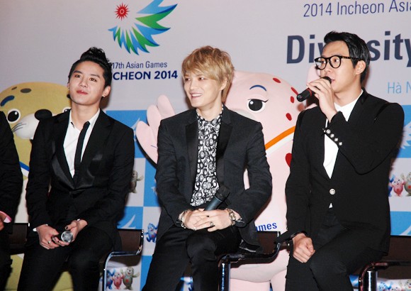 Nhóm nhạc đình đám Hàn Quốc - JYJ tới Hà Nội quảng bá ASIAD 2014 ảnh 3
